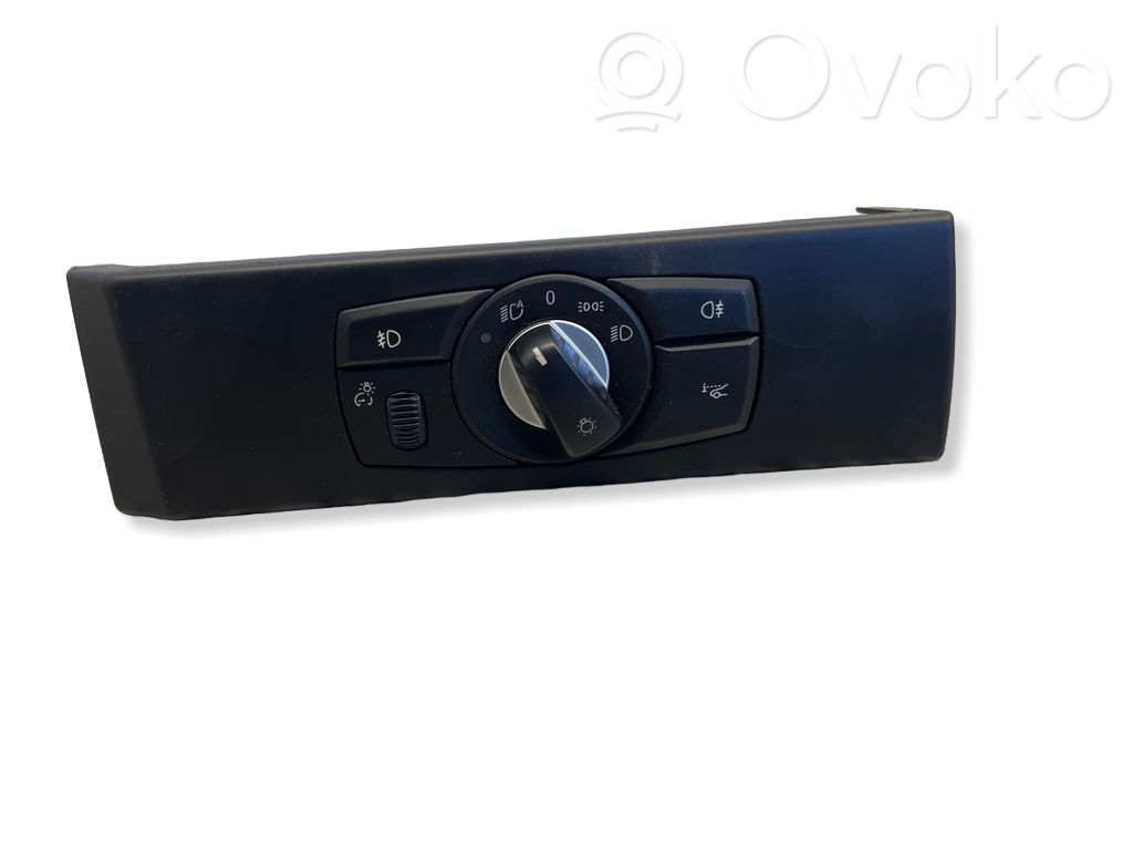 Light switch   6988564