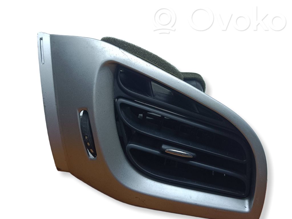 Citroen C3 Kojelaudan sivutuuletussuuttimen kehys 