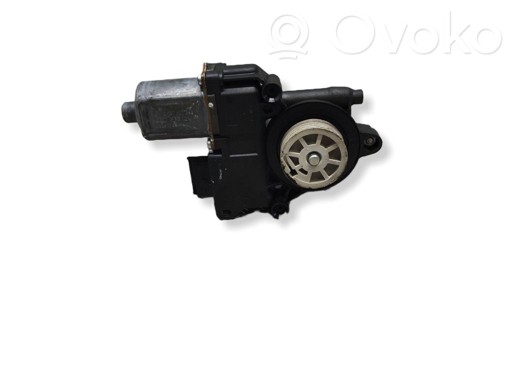 Peugeot Bipper Motor del regulador de la ventanilla de la puerta delantera 