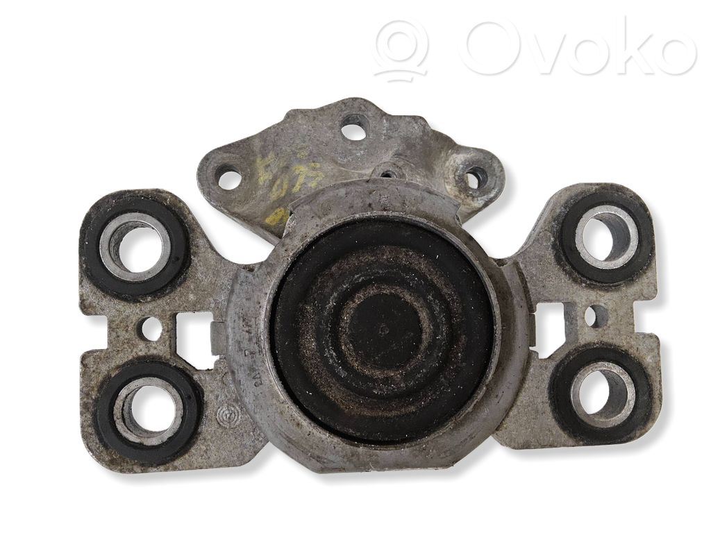 Volvo V60 Engine mounting bracket 