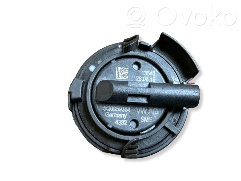 Volkswagen Golf VII Airbag deployment crash/impact sensor 