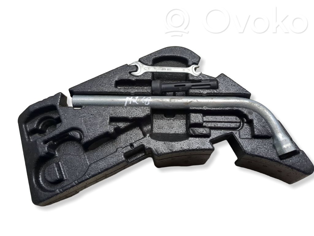 Audi Q7 4L Tool set 