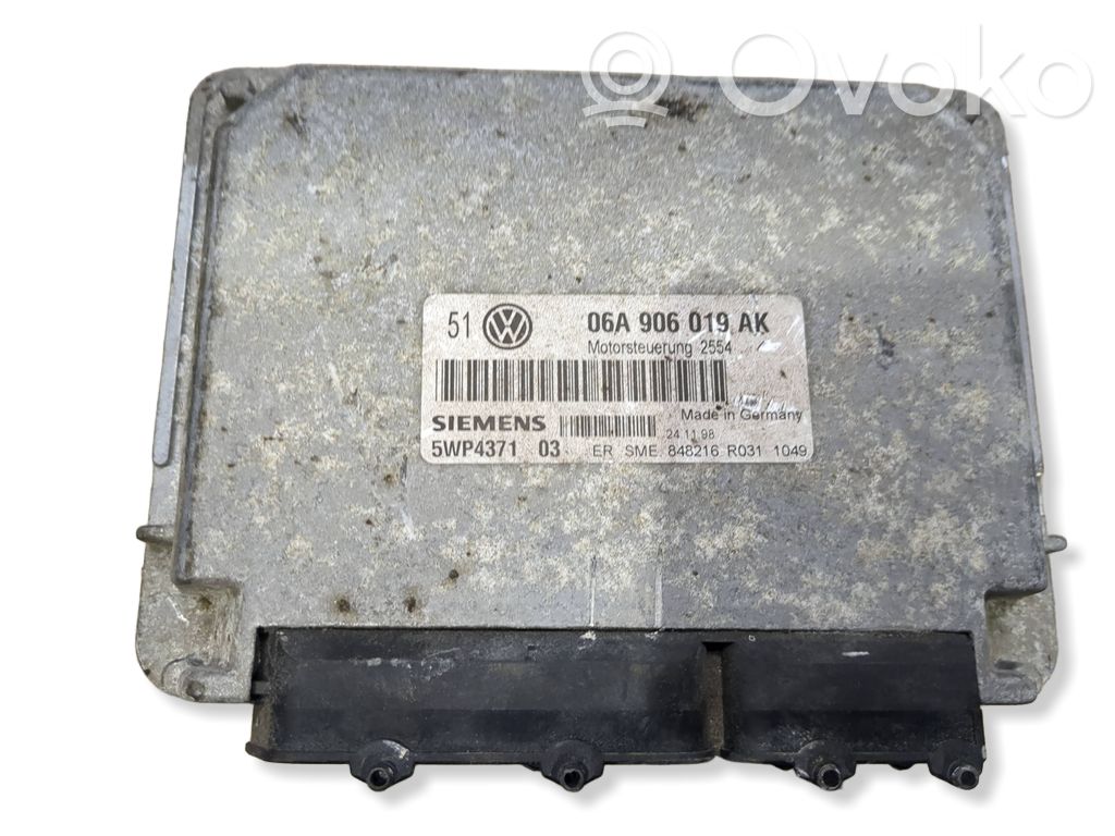 Volkswagen PASSAT B7 Engine control unit/module 