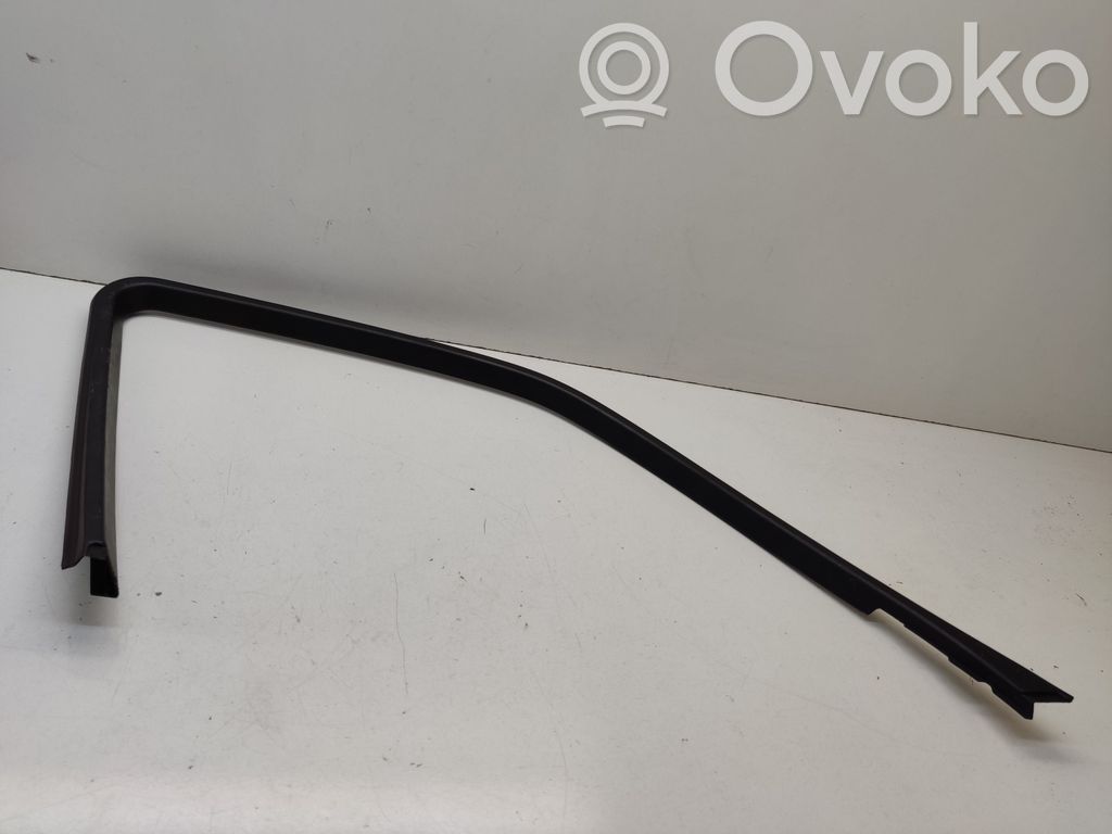 BMW 7 E32 Ramka szyby drzwi przednich 