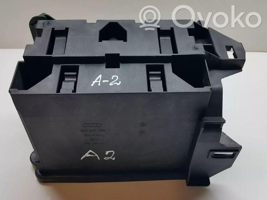 Other engine bay part   8Z0907355