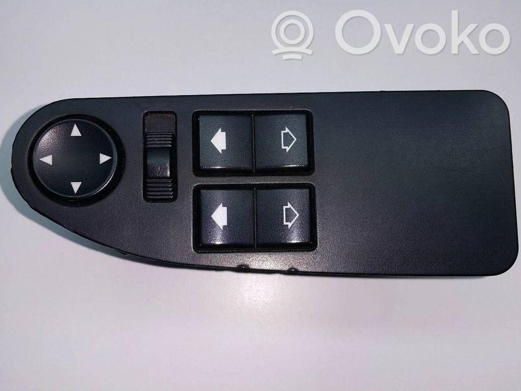 Electric window control switch   8368988,068790
