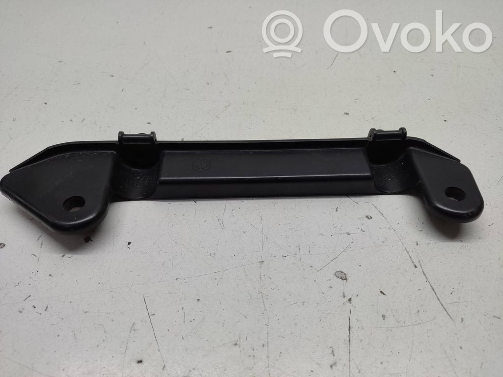 BMW 3 E30 Jäähdyttimen kannatin 