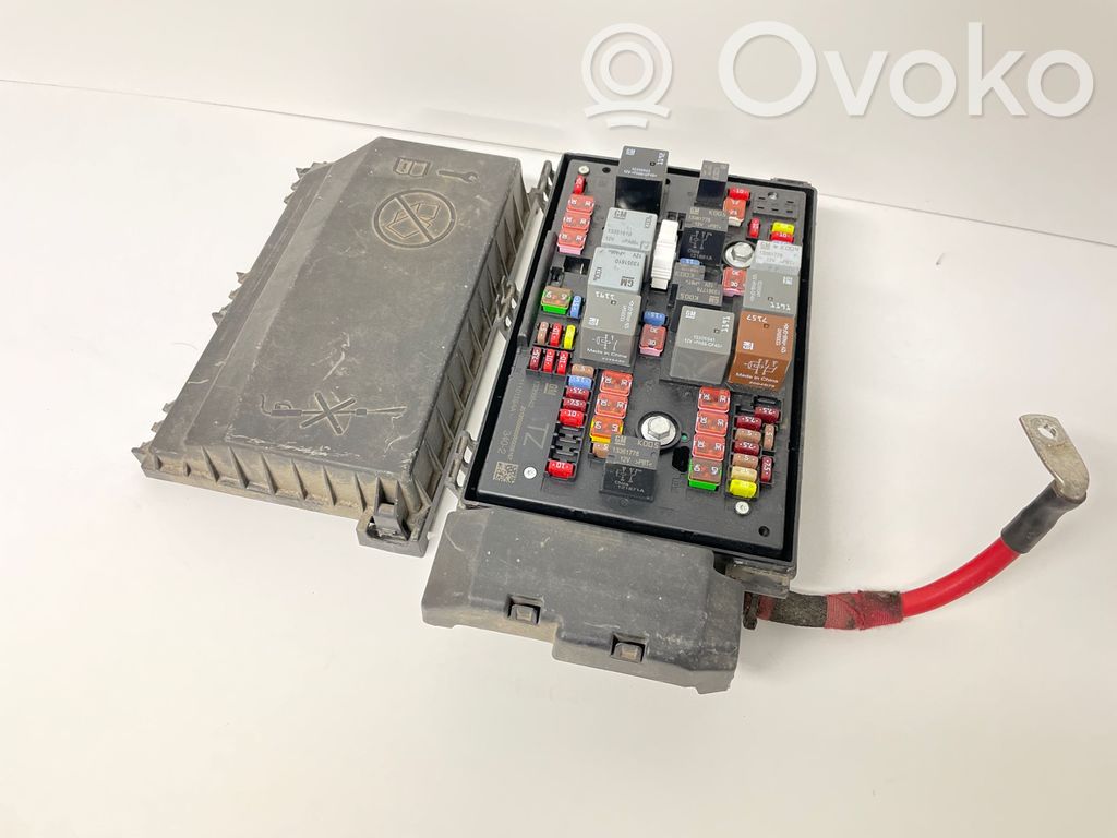 Opel Astra J Fuse module 