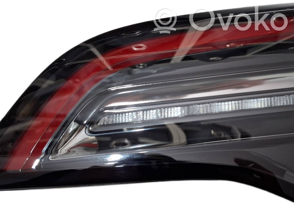 Tesla Model Y Aizmugurējais lukturis virsbūvē 