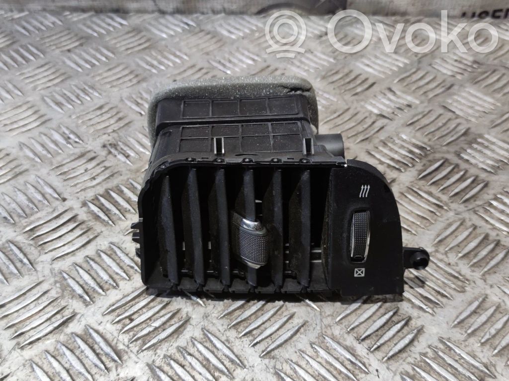 Dodge RAM 1500 DS Dysze / Kratki środkowego nawiewu deski rozdzielczej 