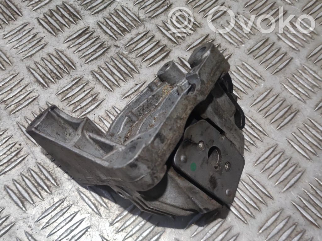 Volvo XC90 Engine mount bracket 