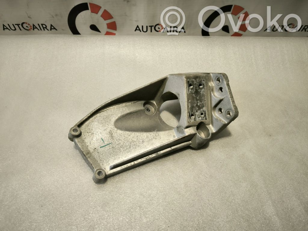 Volvo XC60 Engine mounting bracket 