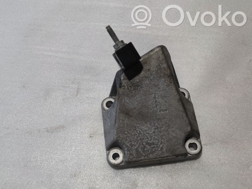 Dodge Challenger Engine mount bracket 