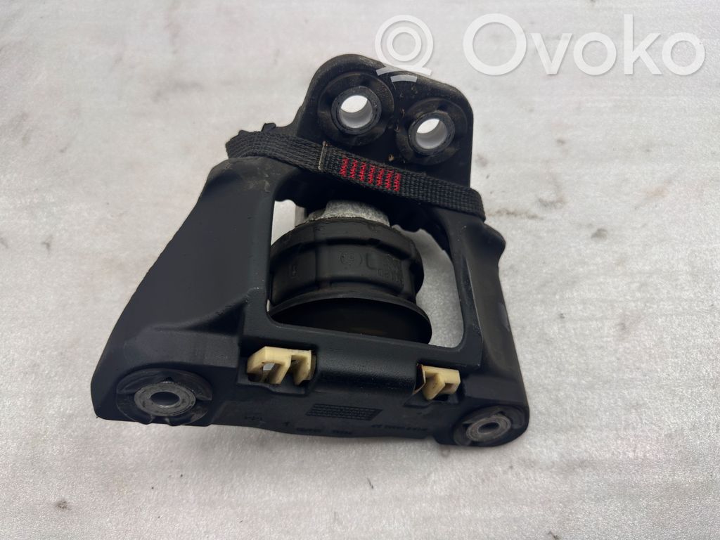 Volvo XC90 Engine mount bracket 