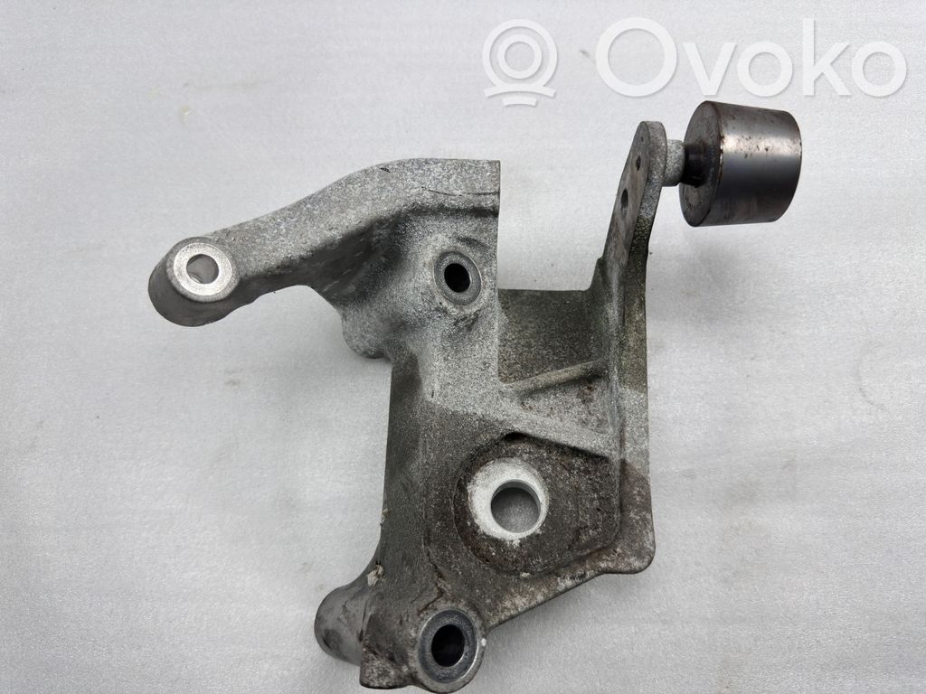 Volvo XC90 Engine mounting bracket 