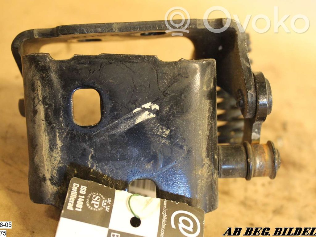Zawias dolny drzwi przednich   J2302
