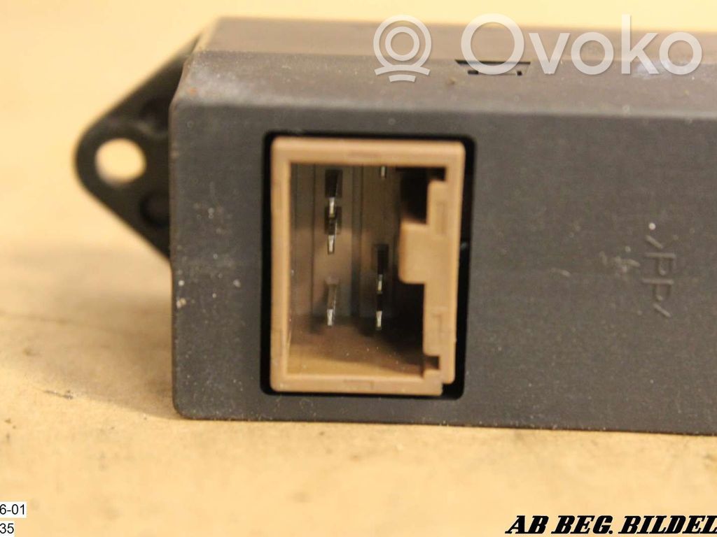 Electric window control switch   MR194819