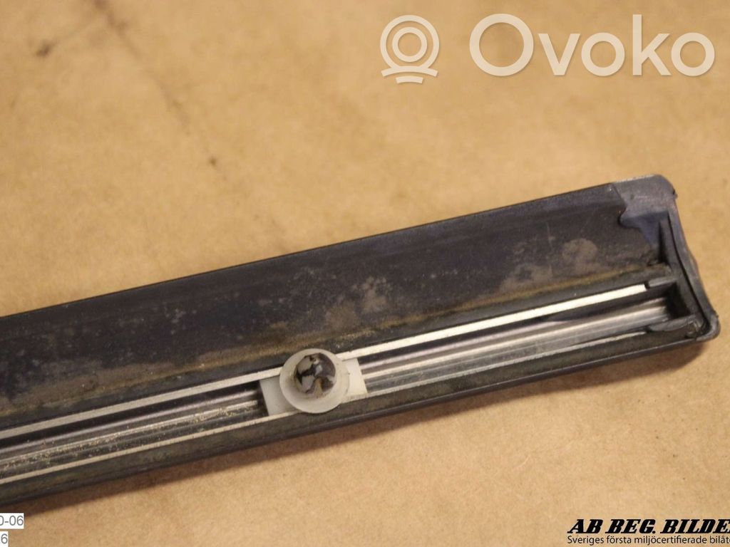 Volvo 240 Ornament contur aripă față 