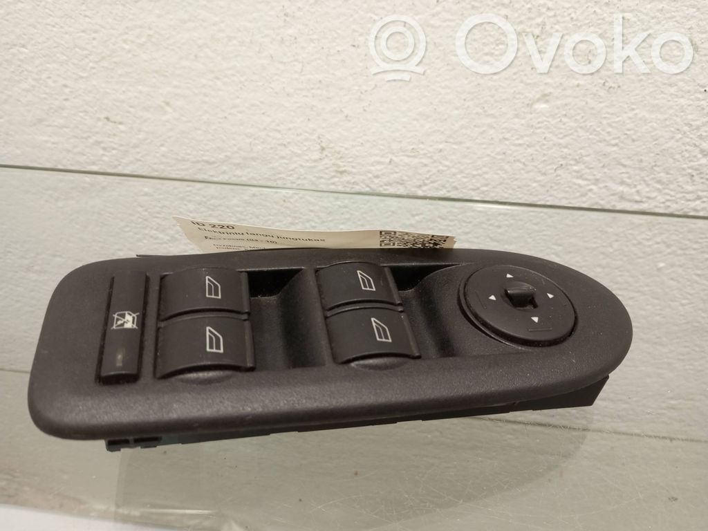 Ford C-MAX I Electric window control switch 