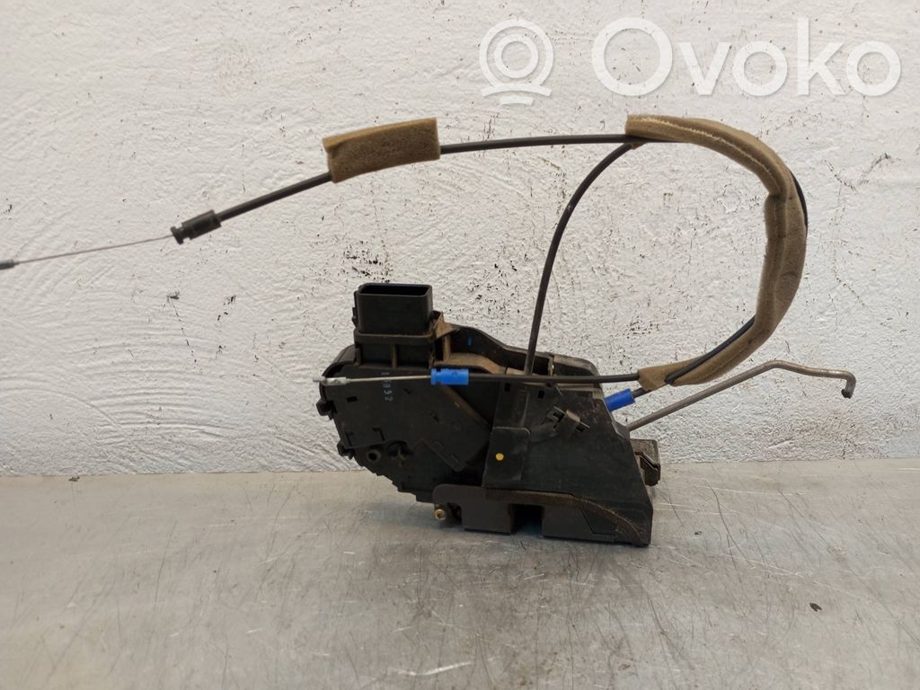 Mazda 5 Front door lock 