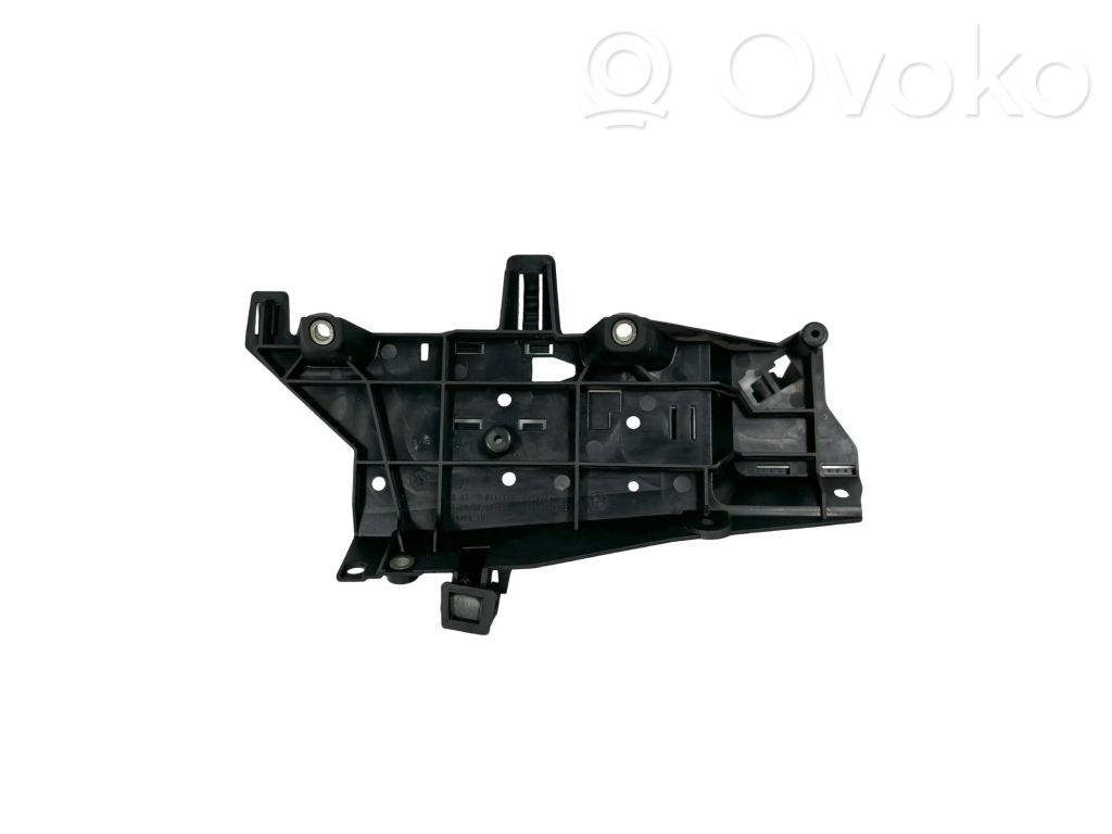 Other engine bay part   7811112