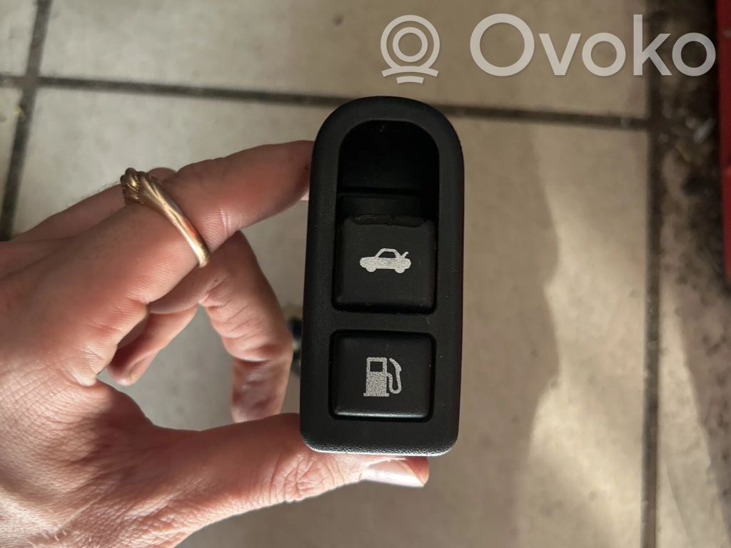 Hyundai Sonata Tailgate opening switch 