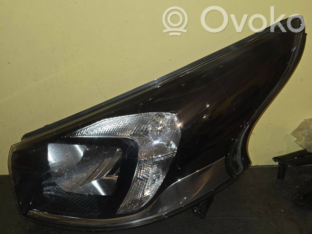 Opel Vivaro Lampa przednia 