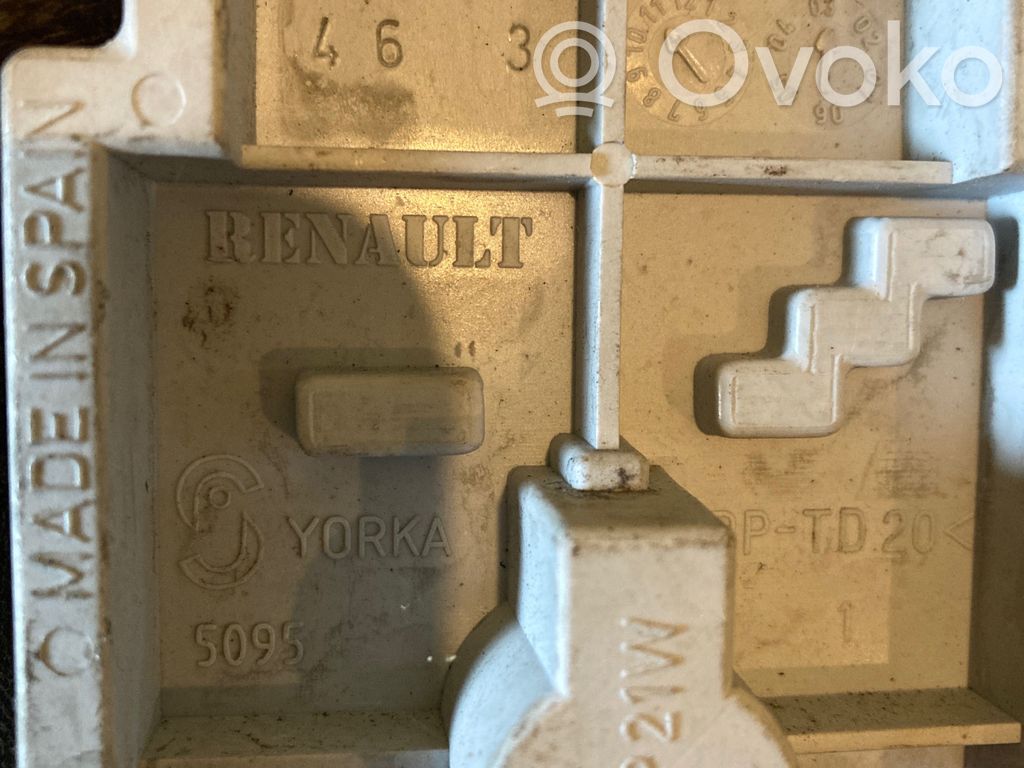 Renault Master II Tail light bulb cover holder 