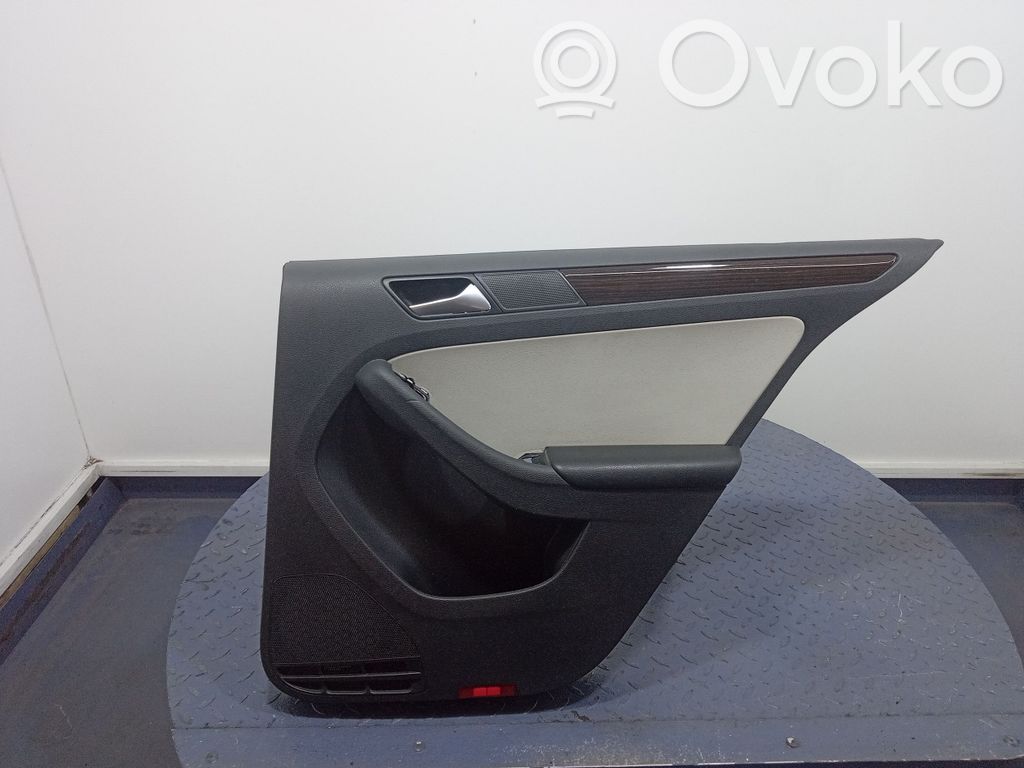 Volkswagen Jetta VI Boczki / Tapicerka drzwi / Komplet 