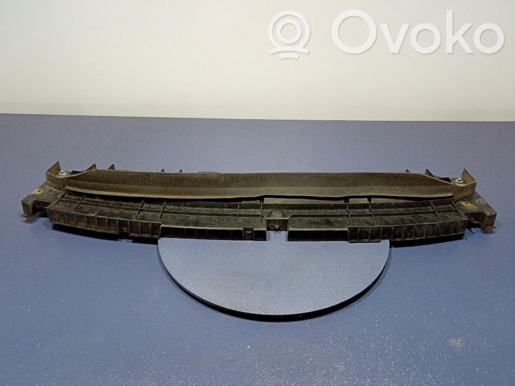Audi 100 C1 Capac/apărătoare față inferioară 
