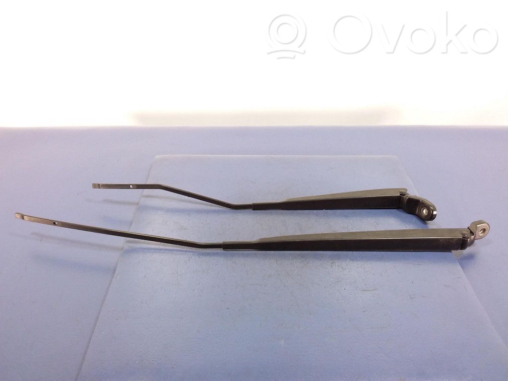 Front wiper blade arm