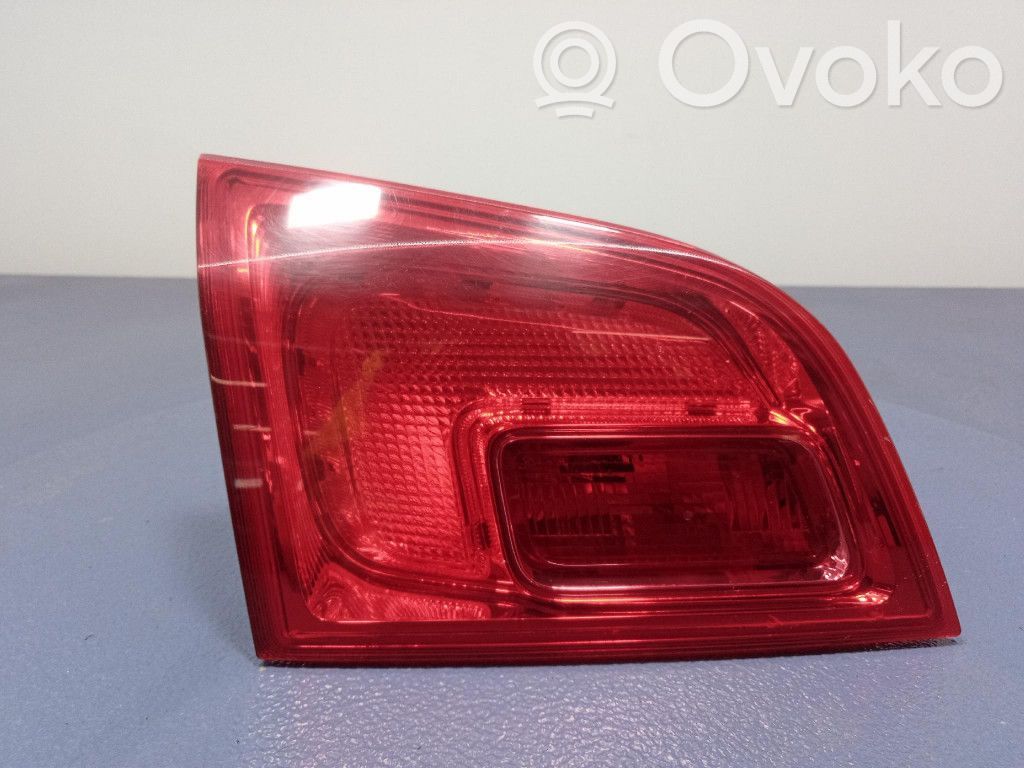 Opel Astra J Aizmugurējais lukturis virsbūvē 