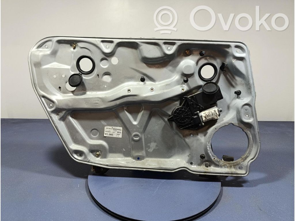 Volkswagen PASSAT B5.5 Front door window regulator with motor 
