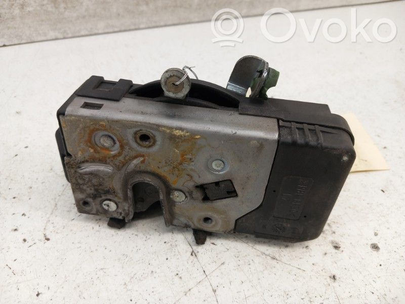 Opel Corsa C Priekšpusē slēdzene 