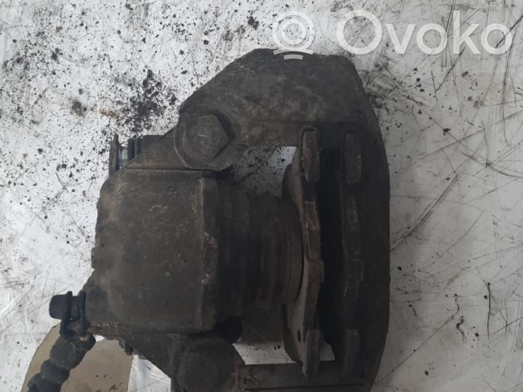 Peugeot 205 Zacisk hamulcowy przedni 