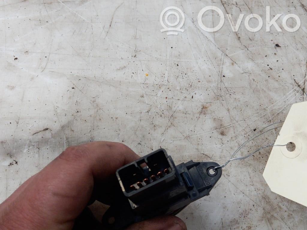 KIA Carens I Botón interruptor de luz de peligro 