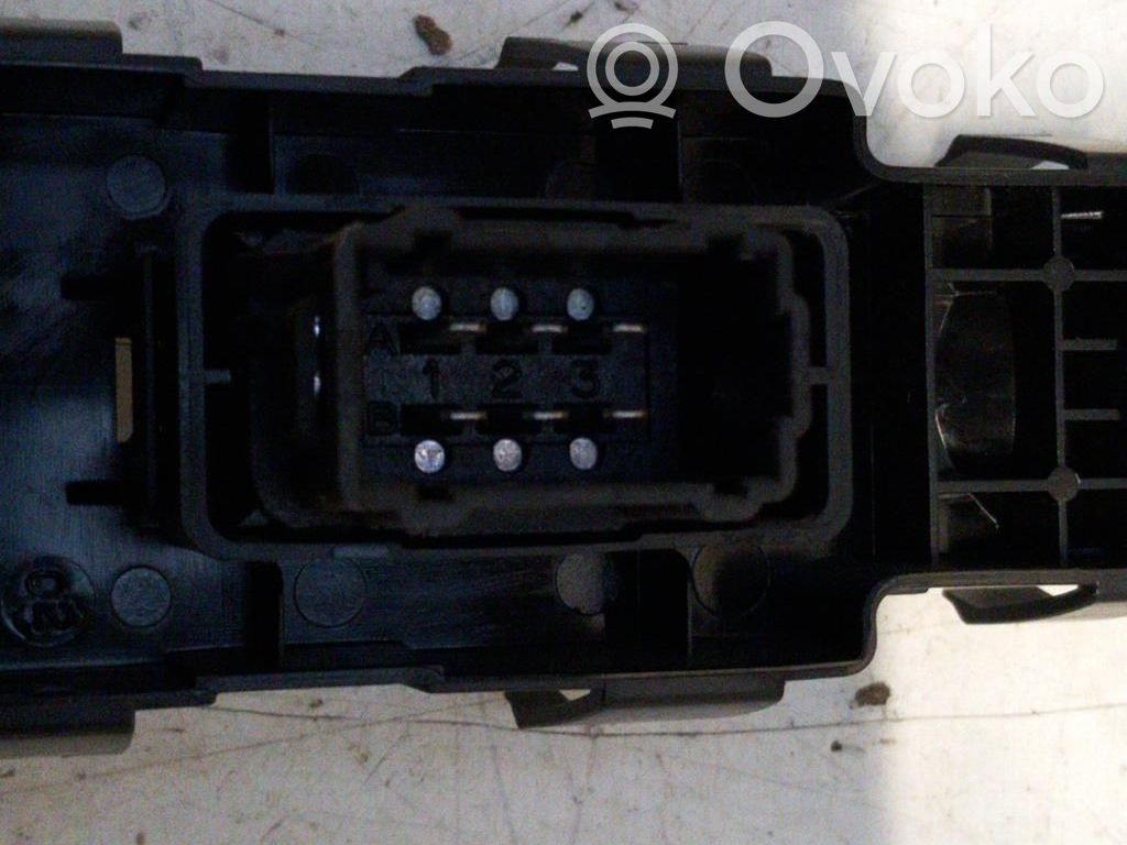 Peugeot 207 Interruptor del elevalunas eléctrico 