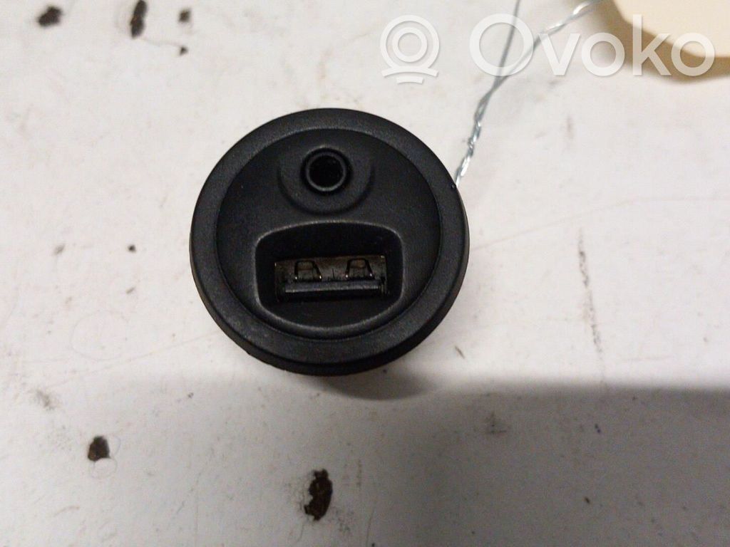 Peugeot 208 I Enchufe conector USB 