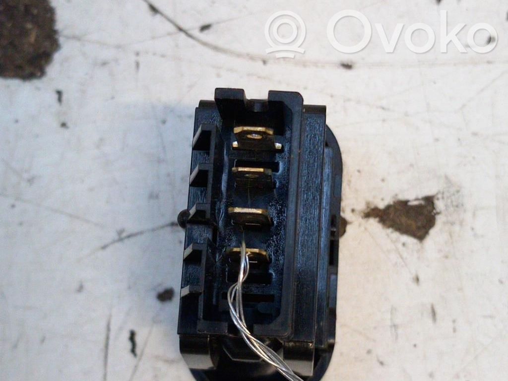 Dacia Sandero Windscreen/window heater switch 
