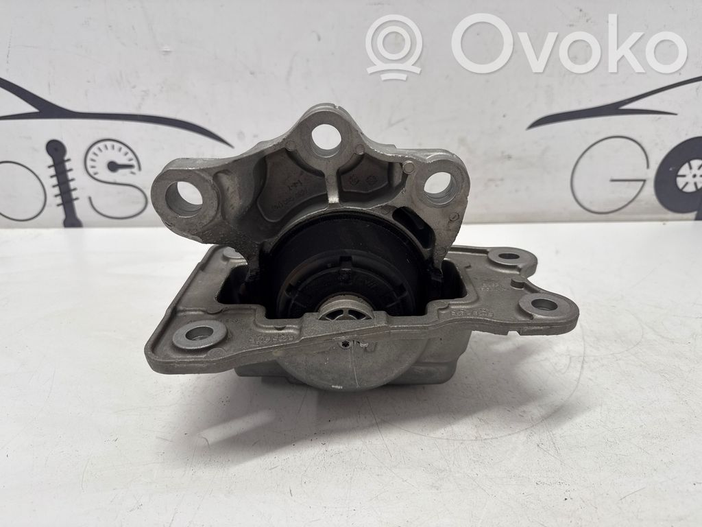 Volvo XC60 Engine mount bracket 