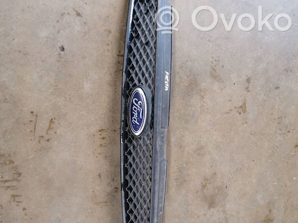 Ford Fiesta Etupuskurin ylempi jäähdytinsäleikkö 