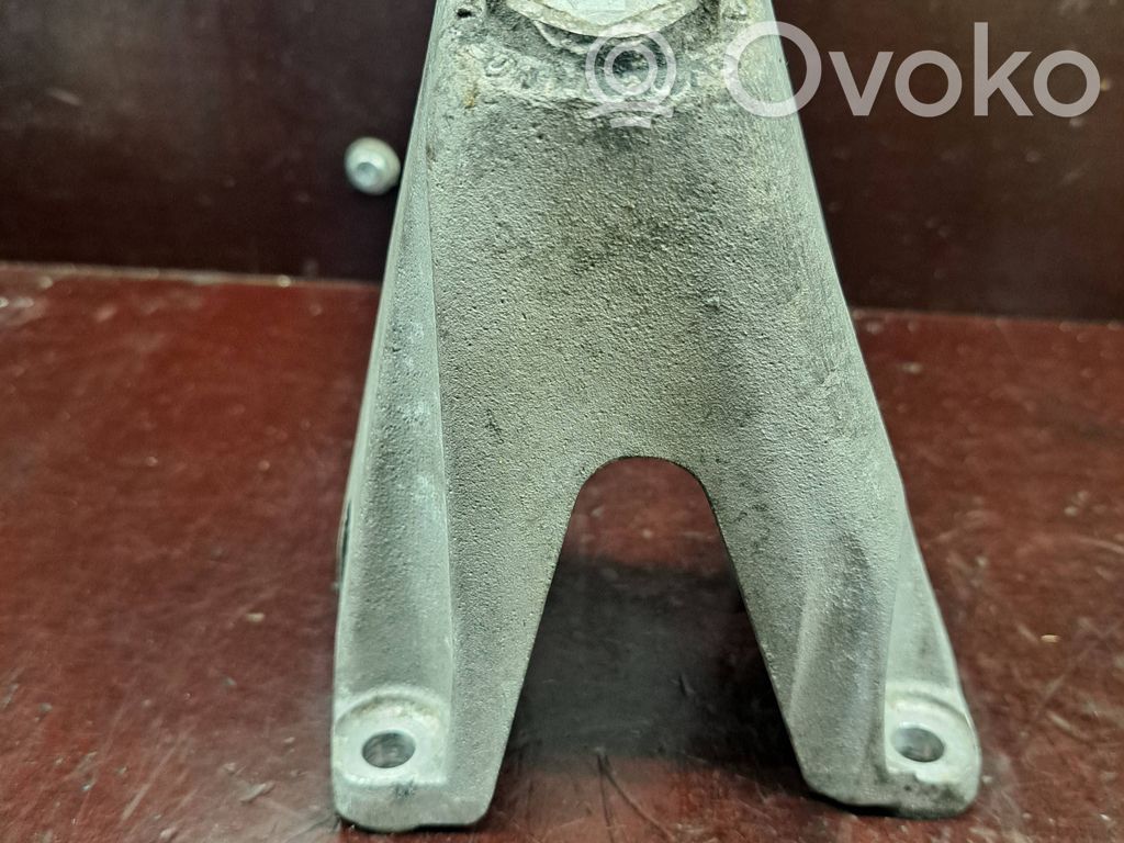 Audi A8 S8 D3 4E Engine mounting bracket 