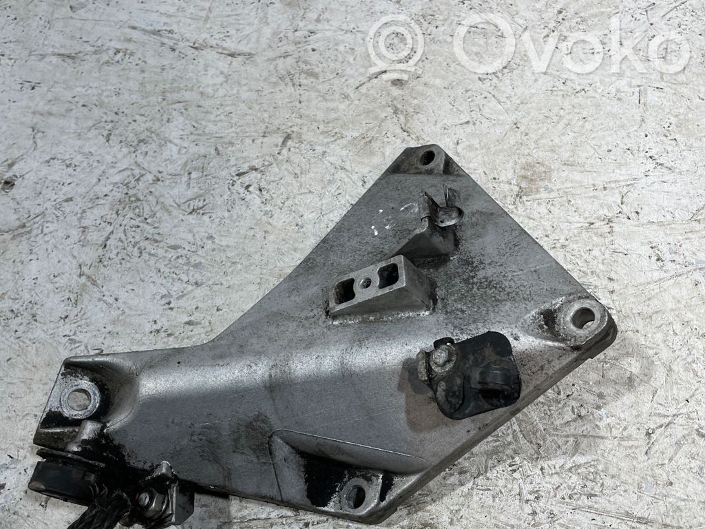 Engine mounting bracket   6760311,24168110