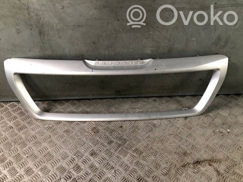 Seat Leon (1P) Etupuskurin ylempi jäähdytinsäleikkö 