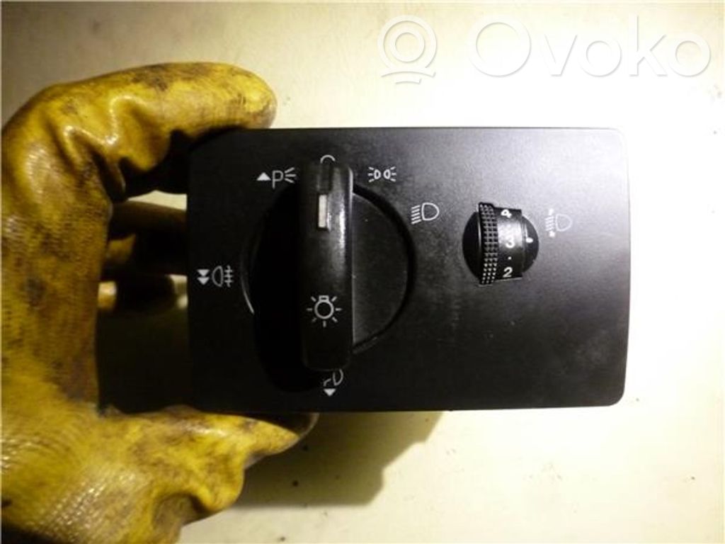 Light switch   7M5T13A024LA