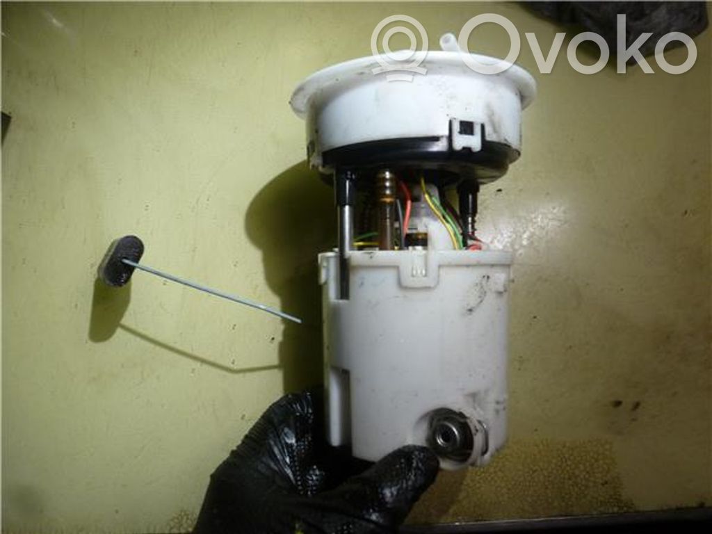 Bomba interna de combustible   8V519H307