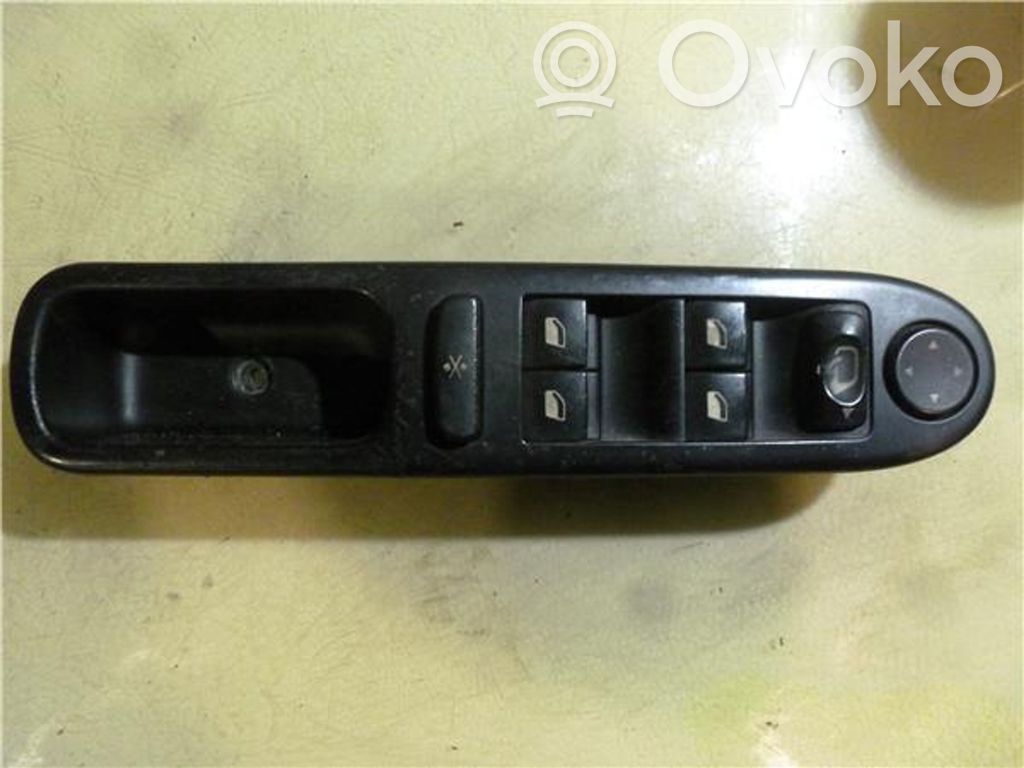 Peugeot 307 Electric window control switch 