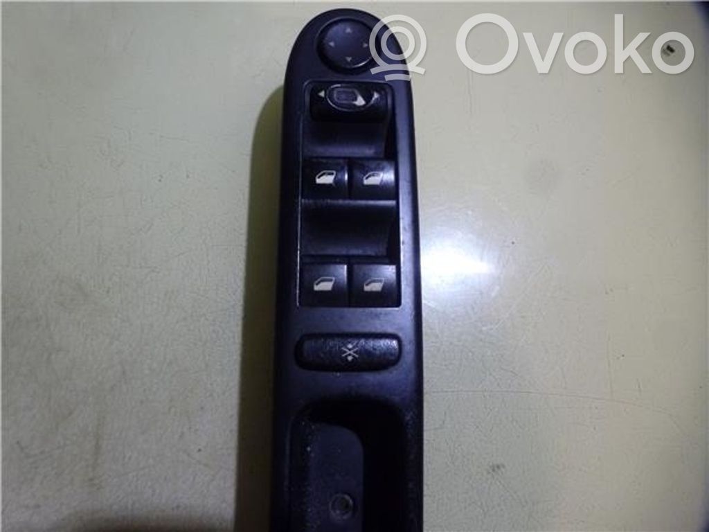 Peugeot 307 Electric window control switch 