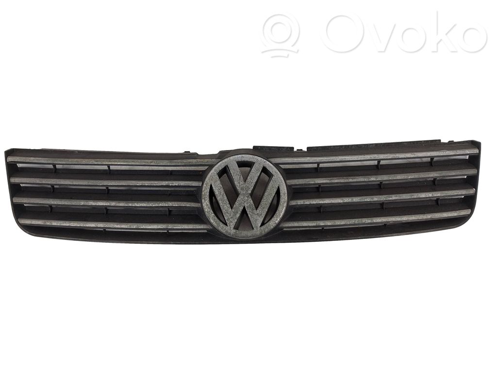 Volkswagen PASSAT B5 Etupuskurin ylempi jäähdytinsäleikkö 