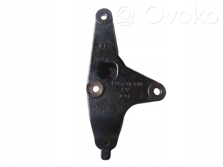 Toyota Avensis T270 Supporto di montaggio del motore (usato) 